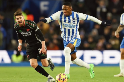 Pervis Estupiñán se ganó el puesto como titular indiscutible en Brighton.