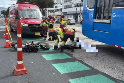 Un motociclista falleció tras impactarse contra un autobús en Quito