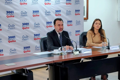 Pabel Muñoz durante una rueda de prensa este 22 de julio, junto a Verónica Sánchez, gerente de Epmaps.