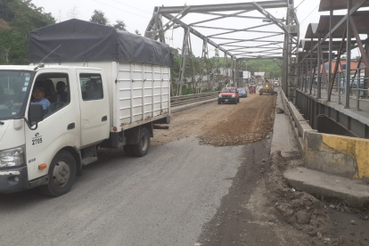 El puente sobre el río Viche muestra visibles signos de deterioro; la comunidad exige soluciones definitivas.