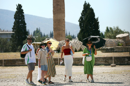 Imagen de este martes 22 de julio de 2025, de varios turistas visitando el Templo de Zeus Olímpico en Atenas, Grecia.
