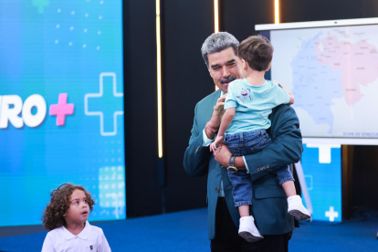 Nicolás Maduro, en compañía de niños venezolanos provenientes de Estados Unidos durante la transmisión de su programa en Caracas (Venezuela).