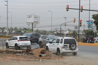 Infracciones. A diario, vehículos que salen desde la urbanización Málaga 1 circulan en contravía por un improvisado carril de servicio en el kilómetro 12,5 de la vía a Salitre.