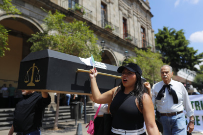 Personas que protestan contra las elecciones judiciales, en Guadalajara (México).