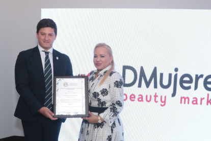 Juan Sebastián Aguirre entrega un reconocimiento a Nery Meregildo por su labor como presidenta del directorio de la Amcham.