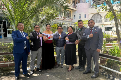 Los asambleístas que fueron expulsados por la Conaie aparecen en una foto con Marlon Vargas, tras congreso
