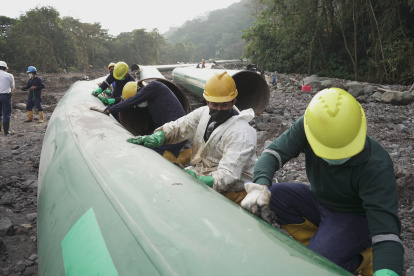 Trabajadores gestionan la rehabilitación de tubería petrolera  (imagen referencial).