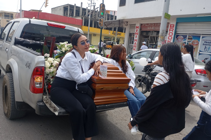 Familiares y allegados despidieron a los fallecidos de la masacre en Playas.