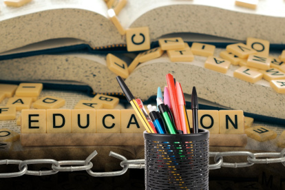 Ecuador mantiene un currículo estatal obligatorio incluso en planteles privados, según el estudio