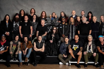 Ozzy Osbourne previo a su último show en julio, rodeado de leyendas del metal