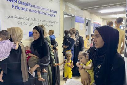 El Hospital de la Sociedad Benéfica de Amigos del Paciente de Ciudad de Gaza  atestado de madres ojerosas y niños con desnutrición.