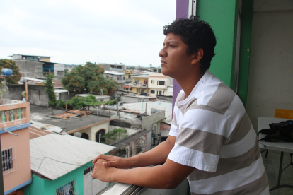 Eric Salinas, joven guayaquileño que aporta a su comunidad en el sur.