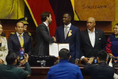 Willian Pacho, luego de recibir la medalla Vicente Rocafuerte al Mérito Deportivo en la Asamblea, de manos Niels Olse, presidente del legislativo.