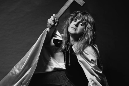 Ozzy Osbourne vivió una infancia difícil, pero logró hacerse un nombre importantísimo en la industria musical, el que acompañó con una imagen de caos y rebledía, además de una gran fortuna.