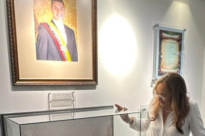 Pierina Correa asistió con su madre al reconocimiento que hizo la UESS al expresidente Rafael Correa, a quien incluyó en su museo de expresidentes.