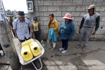 Los vecinos trasladaban en carretilla los contenedores con agua potable.
