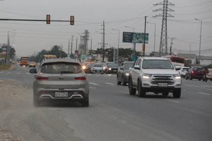 A diario, vehículos circulan en contravía en el kilómetro 12,5 de la vía a Salitre.