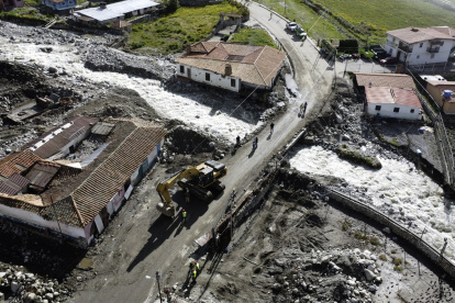 Esta vista aérea muestra casas dañadas luego de las inundaciones en el pueblo de Apartadero en Páramo, estado Mérida. Venezuela enfrenta fuertes lluvias desde inicios de julio de 2025.