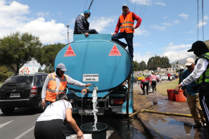Moradores se abastecían de agua potable en los puntos de distribución alternativos.
