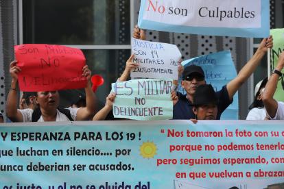 Familiares protestaron afuera del complejo judicial exigiendo justicia para los militares