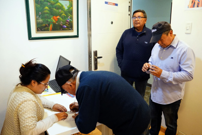 Recolección de firmas para la revocatoria del alcalde Muñoz continua en 10 puntos de Quito.