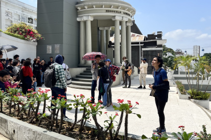 Recorrido. Estudiantes descansaron en la cima de una larga escalinata, junto al edículo del general Eloy Alfaro. Varios aprovecharon para fotografiar el sitio y admirar el paisaje.