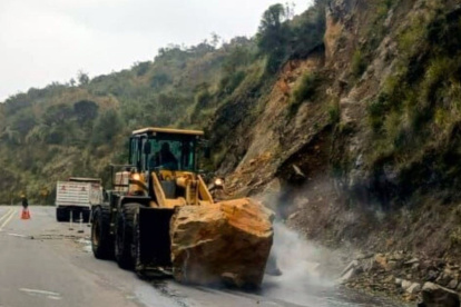 Limpieza. Grandes rocas y fango se removieron de la vía a Papallacta.