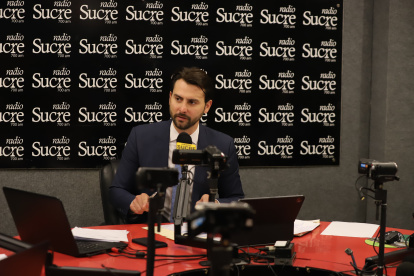 El presidente de la Asamblea, Niels Olsen, mantuvo un enlace radial este 24 de julio de 2025 con motivo de las fiestas de Guayaquil.