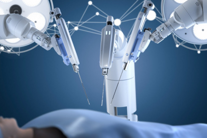 Foto referencial de robots realizando cirugías.
