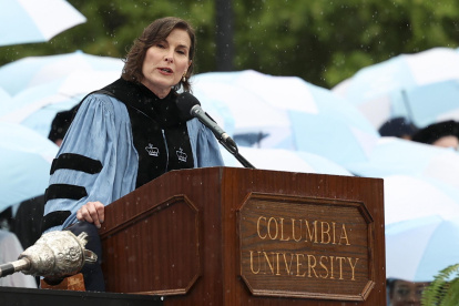 Foto de la presidenta interina de la Universidad de Columbia.