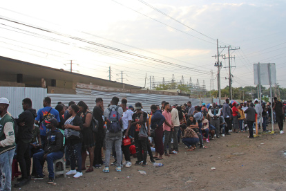 Migrantes hacen fila en Tapachula (México), en una fotografía de archivo.