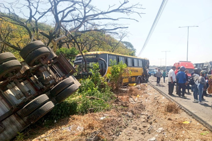 Un contenedor y dos buses escolares están involucrados en el accidente en la vía Perimetral, la tarde de este jueves 24 de julio.