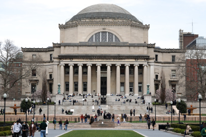 Se ven estudiantes en el campus de la Universidad de Columbia el 14 de abril de 2025, en la ciudad de Nueva York.