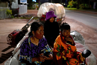 La gente huye de sus hogares cerca de la frontera entre Camboya y Tailandia en la provincia de Oddar Meanchey, Camboya, el 24 de julio de 2025.