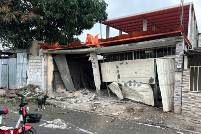 La explosión destruyó puertas, ventanas y parte del techo de cinco viviendas en Machala

AG-EXTERNOS