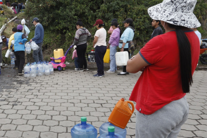 Imagen de archivo de la primera semana del corte. Los moradores del sur de Quito buscaban ojos de agua para tomar el líquido vital.