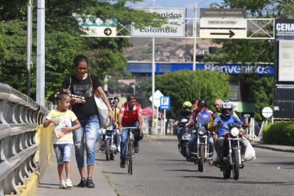 Personas cruzan el puente internacional Simón Bolívar, que une a Villa del Rosario (Colombia) con San Antonio del Táchira (Venezuela).