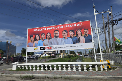 Un cartel electoral del Partido Progresista del Pueblo/Cívico (PPP/C) de Guyana, encabezado por el actual presidente Irfaan Ali.