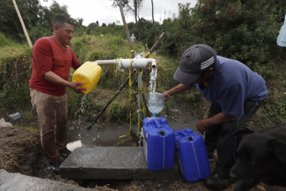 El agua potable comenzó a fluir nuevamente en los grifos de miles de hogares en el sur de Quito.