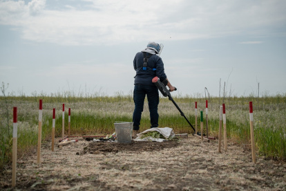 Viktoria Shynkar, de 36 años, desminadora de HALO Trust, trabaja en un campo minado cerca de la aldea de Bezymenne, en la región de Mykolaiv, en Ucrania.