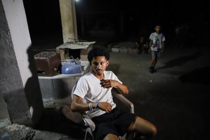 Emerson Colindres pasa tiempo con su familia en su casa en Marcovia, Honduras, el 24 de junio de 2025.