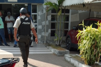 Con grabaciones de cámaras de seguridad buscan pistas de asesinato de piloto.