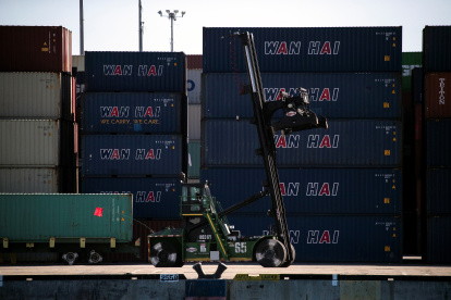 Un empleado portuario maniobra junto a pilas de contenedores en los puertos de Los Ángeles y Long Beach en Long Beach, California, Estados Unidos, 13 de octubre de 2021. Un atraso extraordinario paraliza las actividades portuarias ya que se estima que unos 500.000 contenedores siguen en los buques portacontenedores atracados esperando a que los traigan. Algunas de las razones de este lento procesamiento de la carga apuntan a una combinación de volúmenes crecientes de carga, medidas de seguridad de Covid-19, escasez de mano de obra e infraestructura obsoleta. El presidente de Estados Unidos anunció que autorizó a los dos puertos a abrir las 24 horas para hacer frente a los retrasos y las colas. (Abierto, Estados Unidos) EFE / EPA / ETIENNE LAURENT |





Los Angeles (United States), 13/10/2021.- A port employee maneuvers next to piles of containers at the Los Angeles and Long Beach Ports in Long Beach, California, USA, 13 October 2021. An extraordinary backlog paralyzes the port activities as an estimated 500,000 containers are reportedly still sitting on docked container ships and waiting to be dealt with. Some of the reasons for this slow processing of cargo point out at a combination of growing volumes of cargo, Covid-19 safety measures, labor shortage, and outdated infrastructure. The US President announced that he authorized the two ports to open around the clock to deal with the delays and queues. (Abierto, Estados Unidos) EFE/EPA/ETIENNE LAURENT