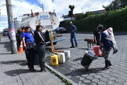 Provisión. En algunos barrios del sur de Quito, ayer aún continuaba el abastecimiento de agua potable mediante tanqueros.