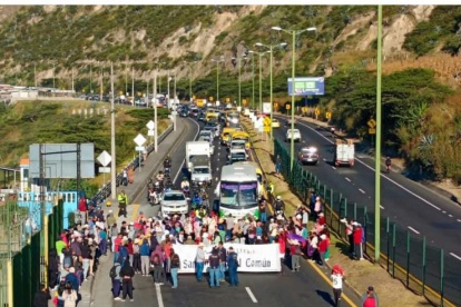 Cierre total del acceso norte de Quito por marcha de la comuna San Miguel del Común.