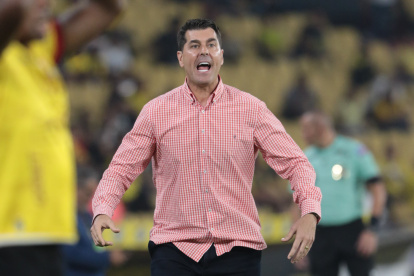 Ismael Rescalvo en la zona técnica del partido de Barcelona ante Liga de Quito.