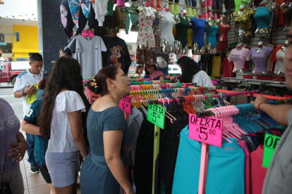 Clientes miran ropa en una tienda en el centro de Guayaquil.