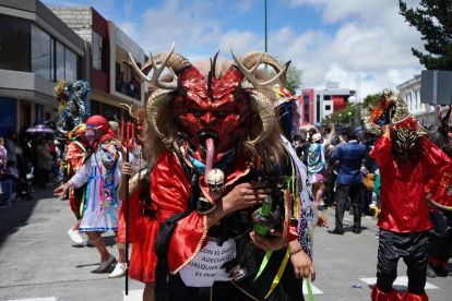Máscaras. Las máscaras representa una fusión entre el arte, la resistencia indígena y la celebración popular.