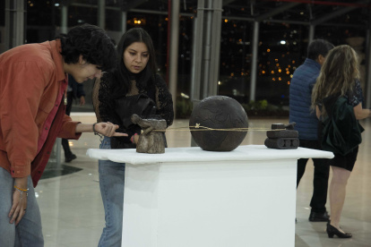 La exposición reúne piezas de más de cuarenta artistas mujeres elaboradas entre el siglo diecinueve y el siglo veintiuno.