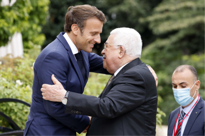 El presidente francés, Emmanuel Macron (izq.), da la bienvenida al presidente palestino Mahmoud Abbas antes de una reunión en el Palacio Presidencial del Elíseo en París el 20 de julio de 2022.